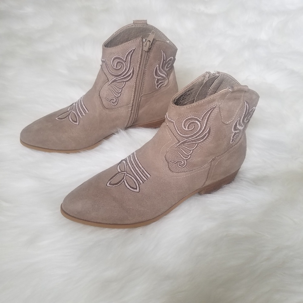 🖤SALE: price drop🖤 XOXO nude suede cowboy boots